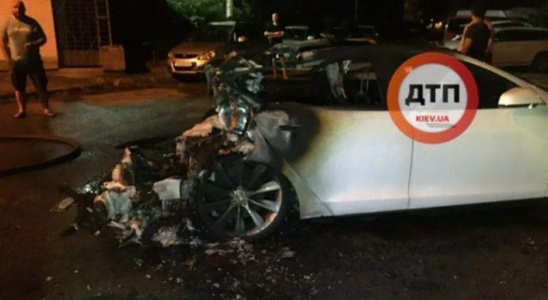 В Киеве сожгли элитный электромобиль бывшего главы администрации президента Зеленского