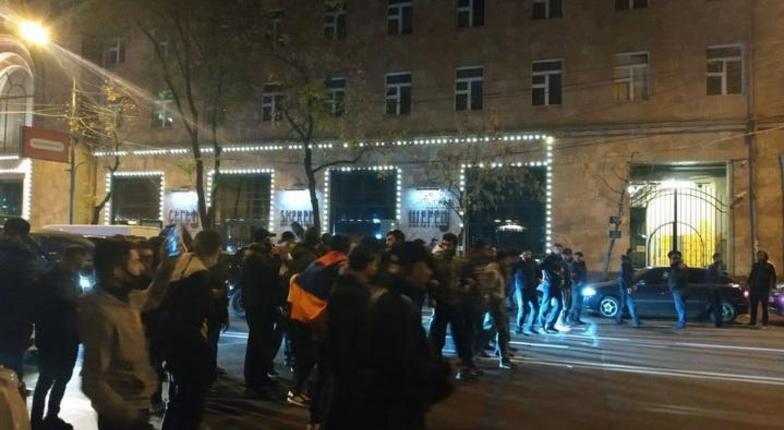 Протестующие избили председателя парламента Армении