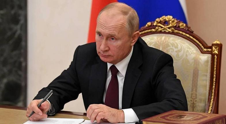 Путин отправил в отставку трех министров