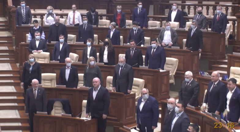 Партии Додона и Шора закрыли парламент на каникулы