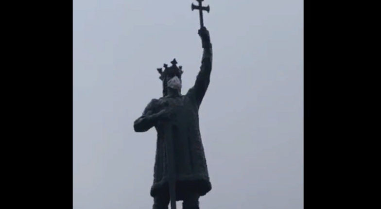 Главный памятник страны подвергся нападению вандалов