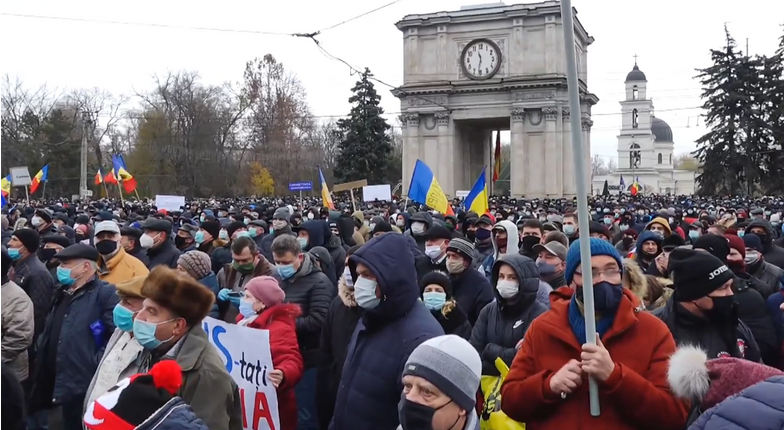 В центре Кишинева проходит многотысячный митинг протеста