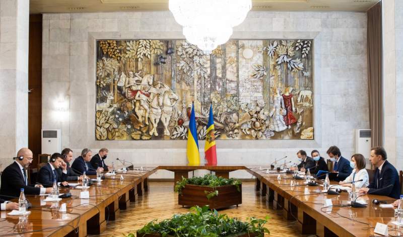 Зеленский обсудил с Санду возврат украинских компаний на энергорынок Молдовы
