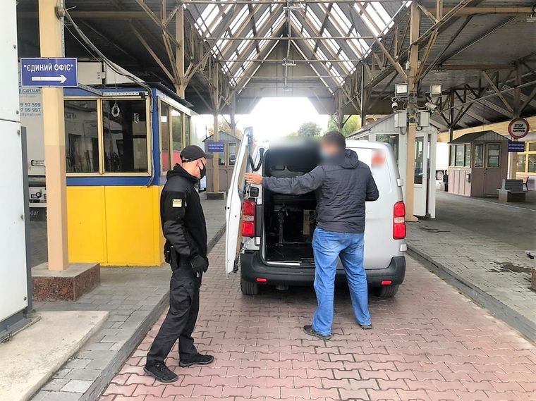 Гражданин Молдовы депортирован из Украины за «георгиевскую ленточку» в машине