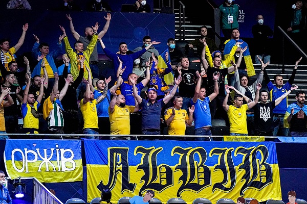 УЕФА рассмотрит жалобу на антипутинские кричалки украинских болельщиков