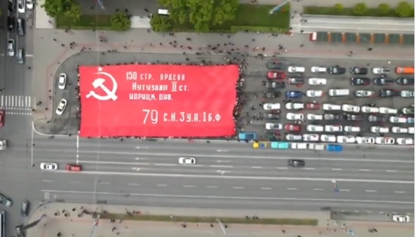 (ВИДЕО) На центральной площади Кишинева было развернуто гигантское Знамя Победы