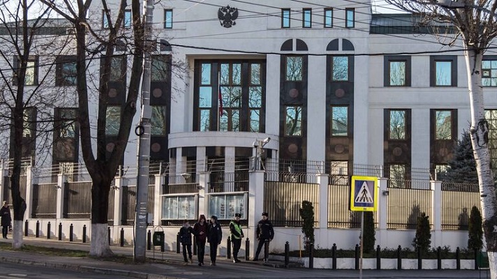 Автомобиль протаранил ворота посольства России в Молдове